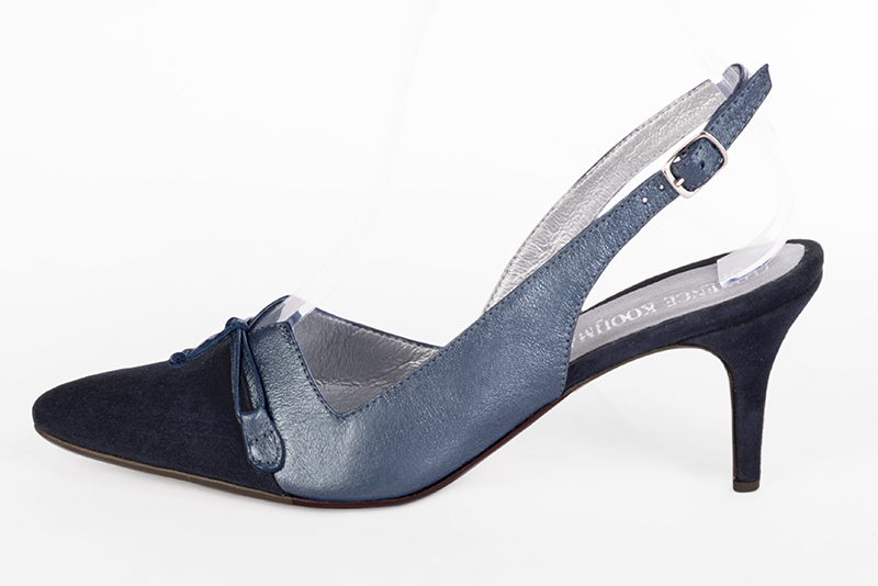 Navy blue women's dress pumps, with a knot on the front. Tapered toe. High slim heel. Profile view - Florence KOOIJMAN
